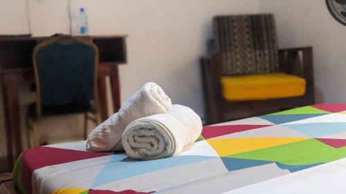 - une serviette assise au-dessus du lit dans l'établissement FIIAA, à Yaoundé