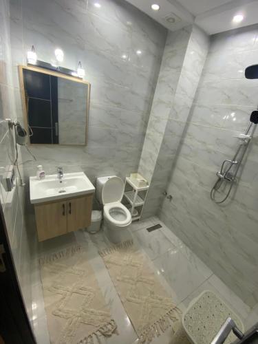 Appartement prestige في القنيطرة: حمام مع مرحاض ومغسلة