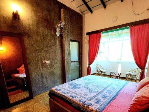Un dormitorio con una cama y una ventana y una mesa. en Happy Cocos Beach House, en Waskaduwa