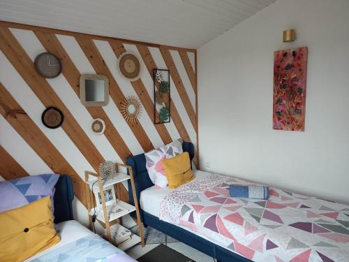 a bedroom with a bed and a chair in it at B&B Clos San Gianni in Pujols-sur-Ciron