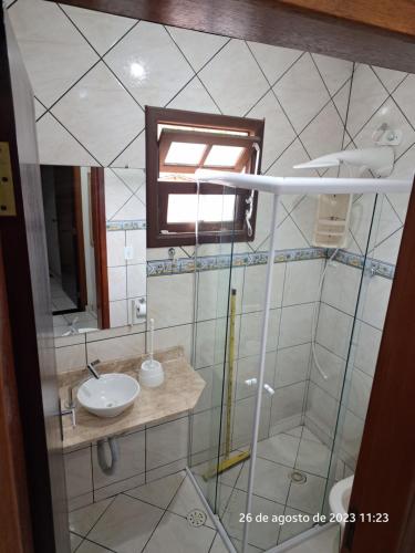 a bathroom with a sink and a mirror at Casa em Ilhabela in Ilhabela