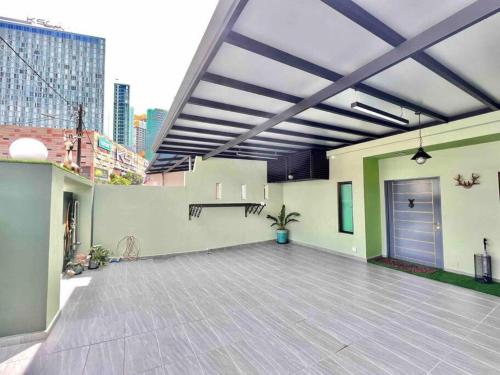 une grande pièce vide avec un grand bâtiment dans l'établissement Rusa Cottage (Sleeps 10 pax - 1 min walk from KSL), à Johor Bahru