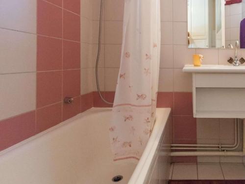 La salle de bains est pourvue d'une baignoire avec rideau de douche. dans l'établissement Studio cosy 2/4 pers, Proche télécabine Prorel et centre - FR-1-330C-18, à Briançon