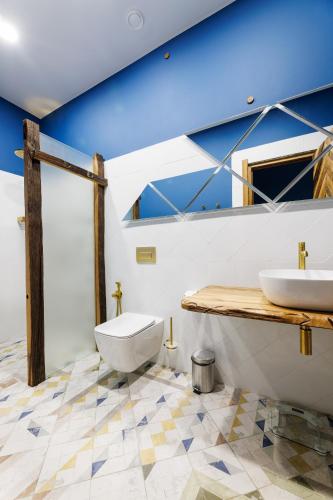 a bathroom with a white toilet and a sink at Mtserlebi Resort in K'vishkhet'i