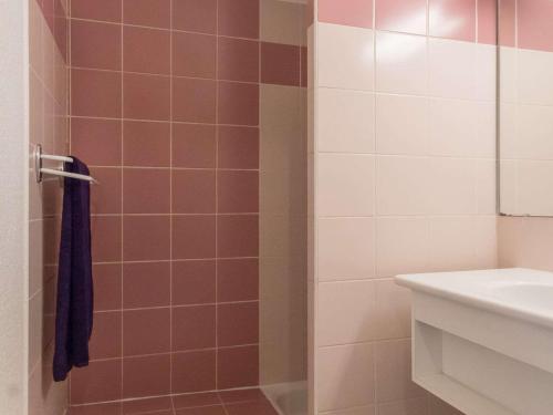 une salle de bain avec douche et lavabo dans l'établissement Appartement 2 pièces, 6 pers, proche télécabine & centre, garage inclus - Briançon - FR-1-330C-26, à Briançon