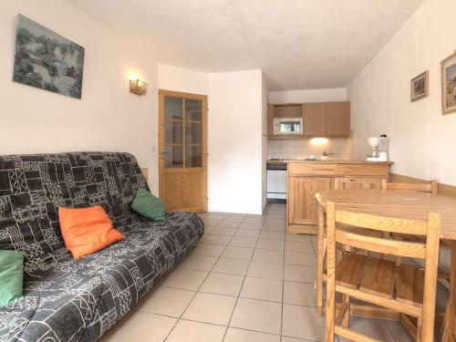 un salon avec un canapé et une table et une cuisine dans l'établissement Appartement 2 pièces avec terrasse, proche commerces et télécabine - Briançon - FR-1-330C-80, à Briançon