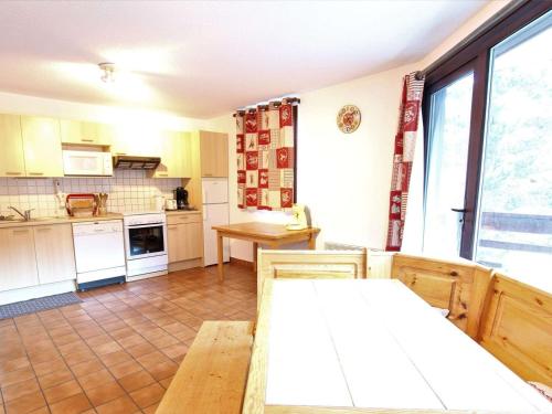 Appartement La Salle-les-Alpes, 3 pièces, 8 personnes - FR-1-330F-71にあるキッチンまたは簡易キッチン