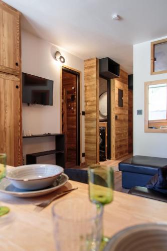 une table avec une plaque au-dessus d'une pièce dans l'établissement IMMODREAMS - Le Billat - Avoriaz, à Avoriaz