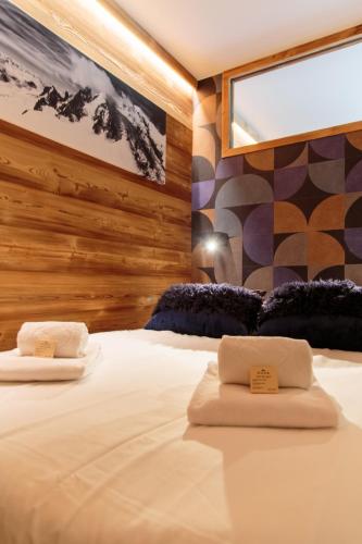 une chambre avec un lit avec deux oreillers dessus dans l'établissement IMMODREAMS - Le Billat - Avoriaz, à Avoriaz