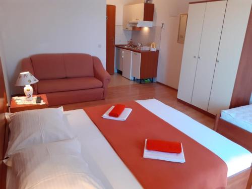 Postel nebo postele na pokoji v ubytování APARTMAN 5 KRISTINKA Gujinović
