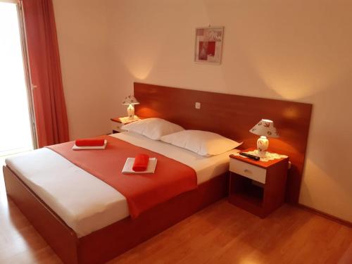 Postel nebo postele na pokoji v ubytování APARTMAN 5 KRISTINKA Gujinović