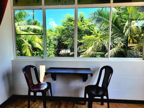 Jardín al aire libre en Happy Cocos Beach House