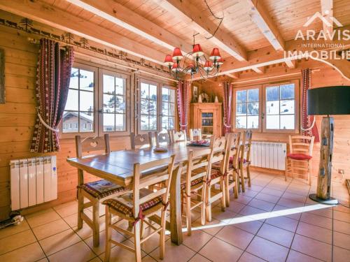 Chalet Le Grand-Bornand, 5 pièces, 9 personnes - FR-1-391-35にあるレストランまたは飲食店