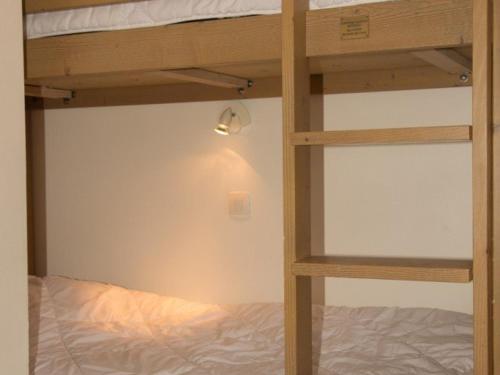 Łóżko lub łóżka piętrowe w pokoju w obiekcie Appartement Montgenèvre, 2 pièces, 4 personnes - FR-1-266-100