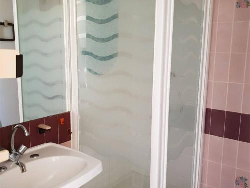 Et badeværelse på Appartement T2 à Argelès-sur-Mer - Proche plage, parking privé, loggia sud, 4 couchages - FR-1-388-4