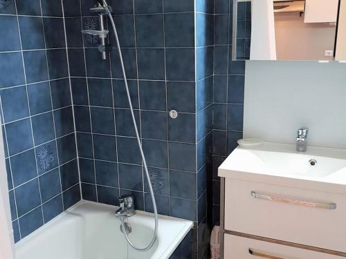 une salle de bain avec une douche avec un lavabo et une baignoire dans l'établissement Appartement T2 avec Piscine et Parking, 4 couchages, proche plage à Argelès-sur-Mer - FR-1-388-2, à Argelès-sur-Mer