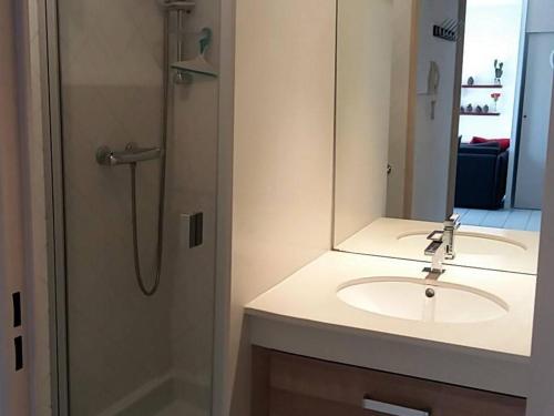 une salle de bain avec un lavabo, un miroir et une douche dans l'établissement 2 Pièces Cabine avec Terrasse et Parking, 150m Plage - Argelès-sur-Mer - FR-1-388-79, à Argelès-sur-Mer