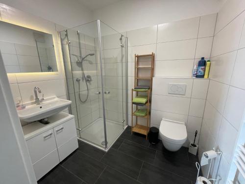 une salle de bains avec douche, toilettes et lavabo dans l'établissement Ferienwohnung Romeike "NewPort", à Bremerhaven