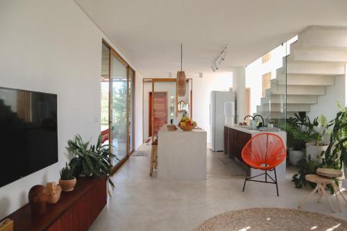 una cucina con bancone e una cucina con piante di Casa Seriguela - Praia do Patacho - Rota Ecológica dos Milagres a Pôrto de Pedras