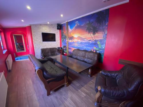 una habitación con una mesa y sillas de cuero y un cuadro en Apartamenti, en Riga