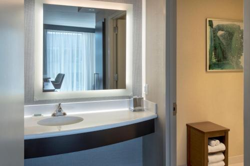 Courtyard by Marriott Philadelphia South at The Navy Yard Image