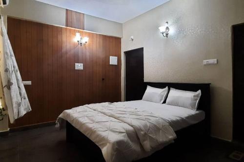 蒂魯帕蒂的住宿－Tejovrishananda Luxury Stays，一间卧室设有一张带木墙的大床