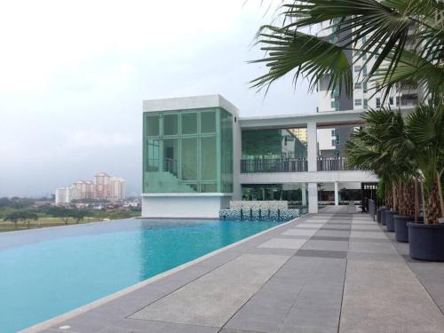 un bâtiment avec une piscine en face d'un bâtiment dans l'établissement Setapak Central Mall KL - Zetapark Garden Suites, à Kuala Lumpur