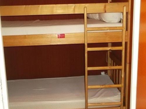 quelques lits superposés dans une chambre dans l'établissement Studio lumineux au pied des pistes, centre station d'Orcières Merlette, proche commerces et loisirs - FR-1-262-159, à Forest des Baniols
