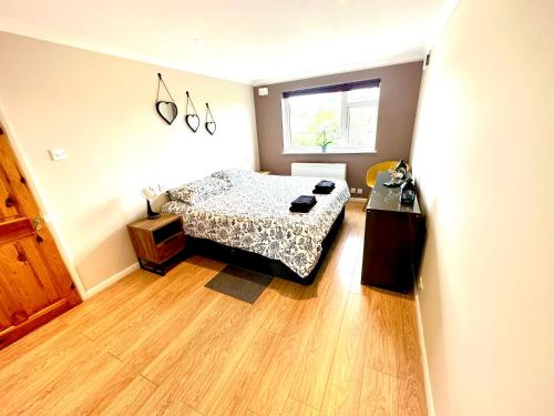 Schlafzimmer mit einem Bett und Holzboden in der Unterkunft Heart of Windsor in Windsor