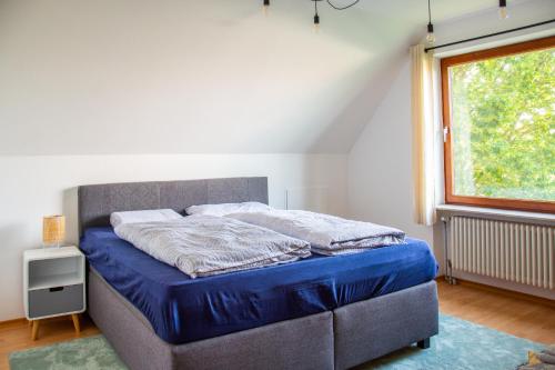 Postel nebo postele na pokoji v ubytování Gemütliche Galerie-Wohnung in Biberach