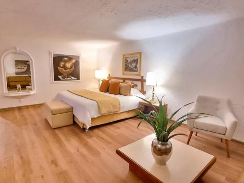 a bedroom with a bed and a table and a chair at Antara Hotel & Suites - Miraflores in Lima