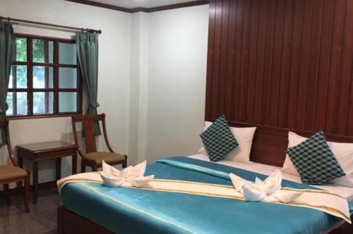 Una cama o camas en una habitación de Busyarin Hotel