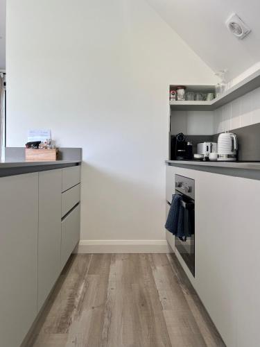 Η κουζίνα ή μικρή κουζίνα στο The Loft Studio apartment - above detached new build garage