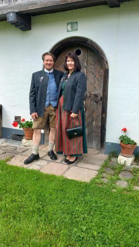 um homem e uma mulher em pé à frente de uma porta em Landhaus-Königsberg, Vorberg 360 em Ramsau am Dachstein