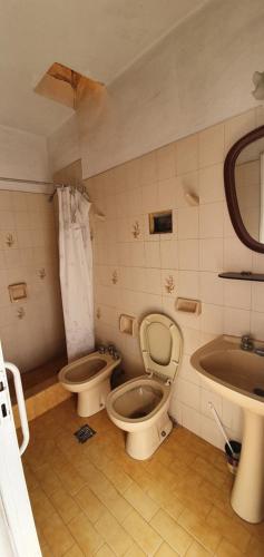Bilik mandi di Casa excelente ubicación con cochera y 2 baños