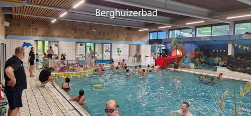 eine Gruppe von Personen in einem Schwimmbad in der Unterkunft La Vita Veluwe in Wapenveld