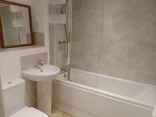 ein Bad mit einem Waschbecken, einem WC und einer Dusche in der Unterkunft Quality City - Central Birmingham in Birmingham
