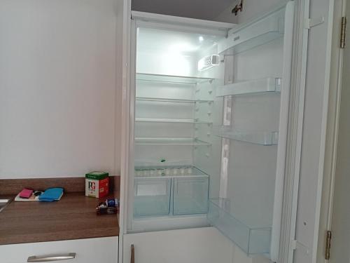 einen weißen Kühlschrank mit offener Tür in der Küche in der Unterkunft Quality City - Central Birmingham in Birmingham