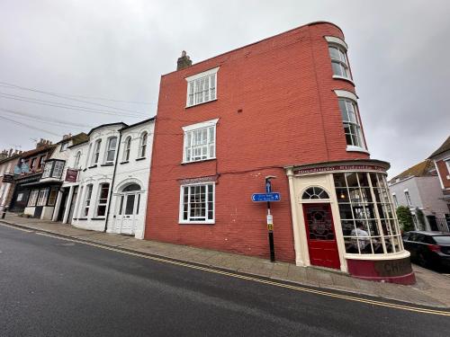 un edificio de ladrillo rojo al lado de una calle en The Brontë Wing at The Apothecary Rye, en Rye