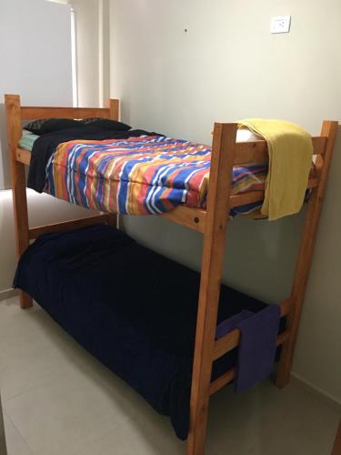dwa łóżka piętrowe siedzące obok siebie w pokoju w obiekcie Deparcasa w mieście Yerba Buena
