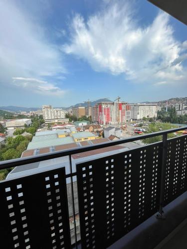 ein Balkon mit Blick auf die Stadt in der Unterkunft Coral in Sarajevo