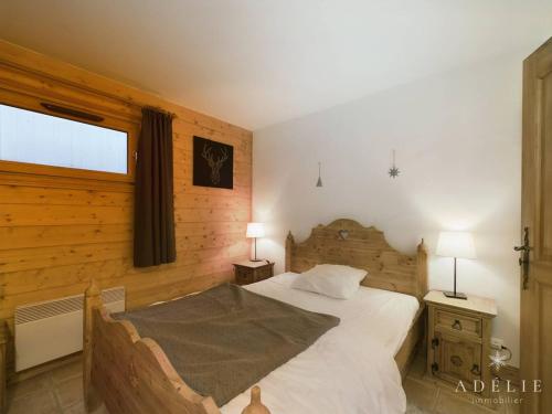 une chambre avec un lit et une fenêtre dans l'établissement Superbe 4 pièces à Montvalezan avec terrasse SE, proche pistes et commerces, parking inclus - FR-1-398-534, à La Rosière