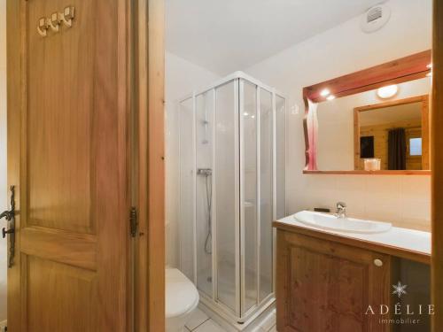 une salle de bain avec une douche, des toilettes et un lavabo dans l'établissement Superbe 4 pièces à Montvalezan avec terrasse SE, proche pistes et commerces, parking inclus - FR-1-398-534, à La Rosière