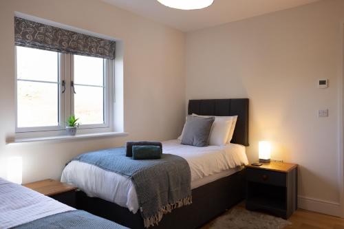una camera da letto con un letto e una finestra di Family Country Cottage with Stunning Mountain View sleeps 12 a Myddfai