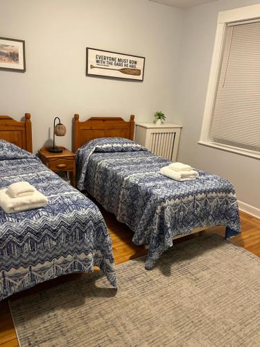una camera da letto con due letti e un tappeto di Spacious Apartment in Boston a Boston
