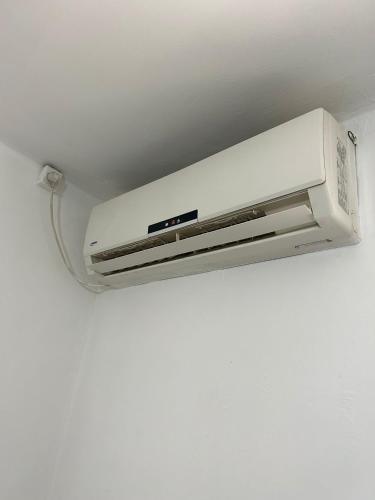 un condizionatore d'aria montato a parete su un soffitto di LUXURY privet room near Tel Aviv a Petah Tiqwa