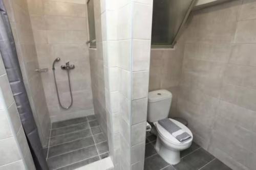 een kleine badkamer met een toilet en een douche bij Historic Center Luxurius rooms in Athene