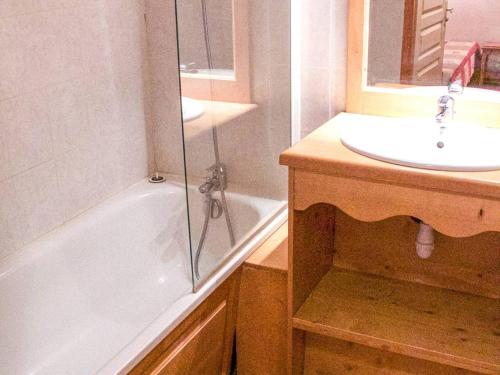 a bathroom with a sink and a bath tub and a sink at Appartement Les Orres, 2 pièces, 6 personnes - FR-1-322-330 in Les Orres