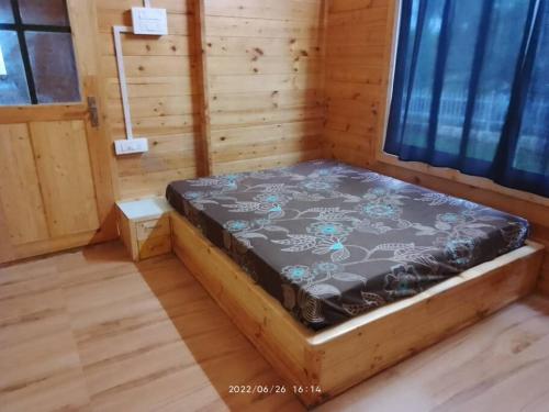 Ένα ή περισσότερα κρεβάτια σε δωμάτιο στο WoodnStone -Lakde ka Bunglow