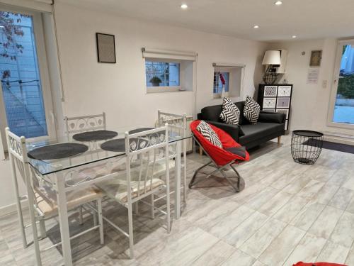 un salon avec une table et un canapé dans l'établissement Appartement 50 m2 dans une maison privative avec terrasse et jardin privée, au Cannet